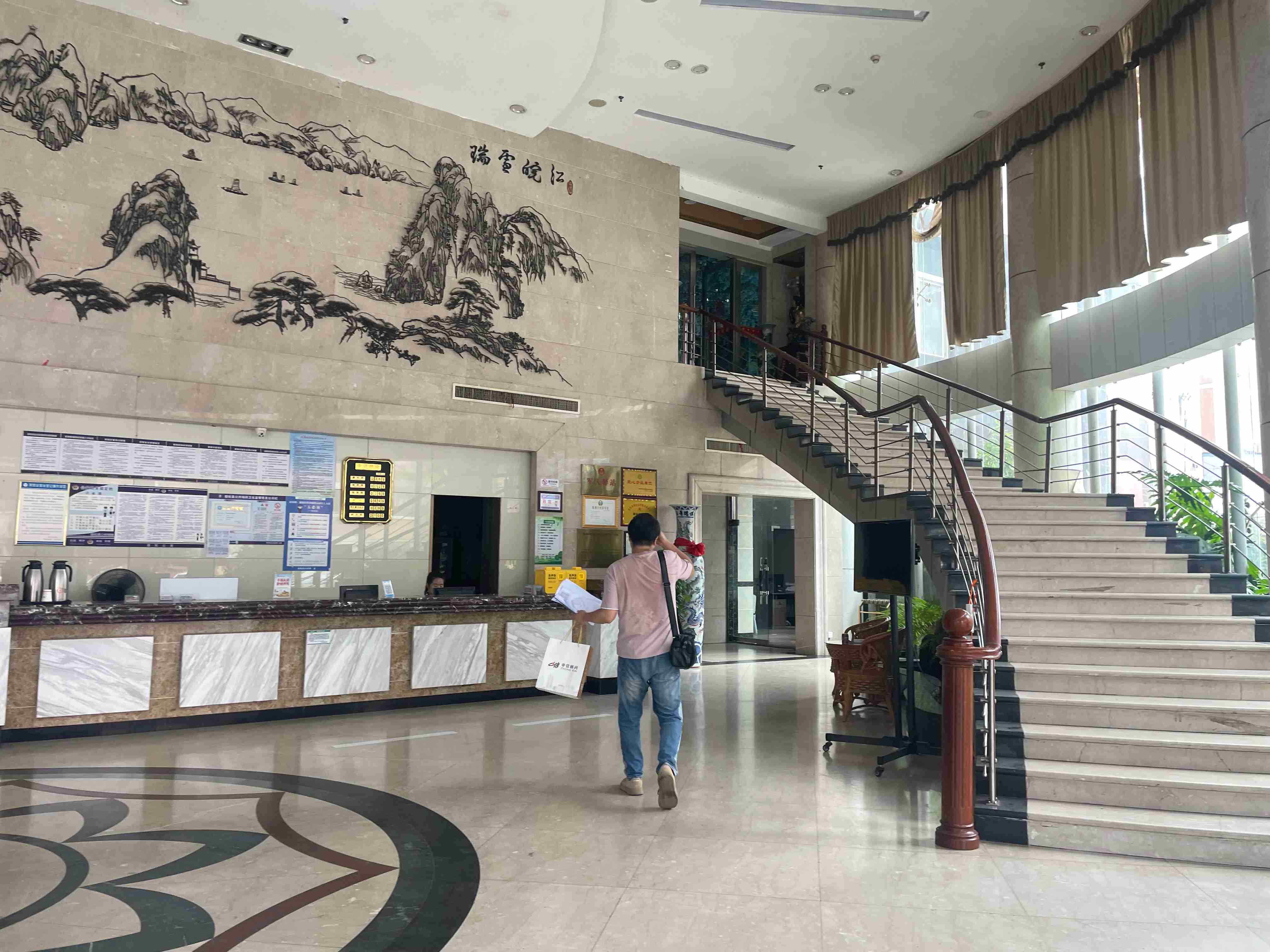 ���ɰ����Ƶ����޹�˾���е�λ�����ɿh�����(zh��n)������·6̖�̘I(y��)�÷��M(j��n)���Ј��rֵ�u��